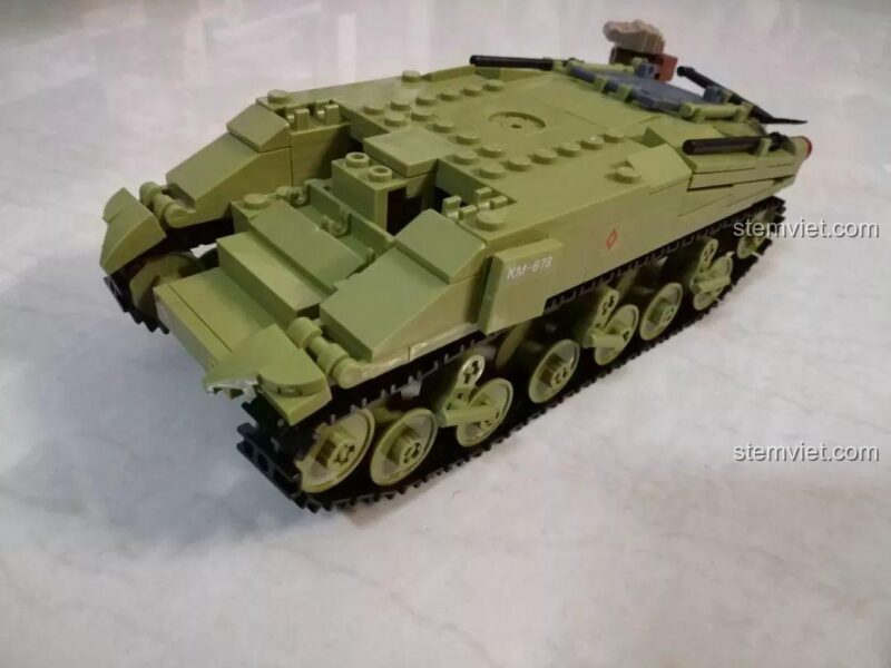 Đồ chơi xây dựng Mô hình xe tăng Thế chiến II, mặt trước của xe tăng, với các chi tiết đèn và giáp.