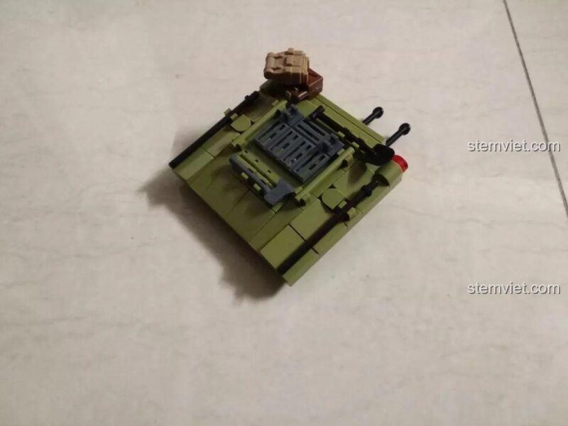 Đồ chơi mô hình B0713, góc nhìn từ trên xuống của khung xe tăng, cho thấy tổng thể thiết kế.