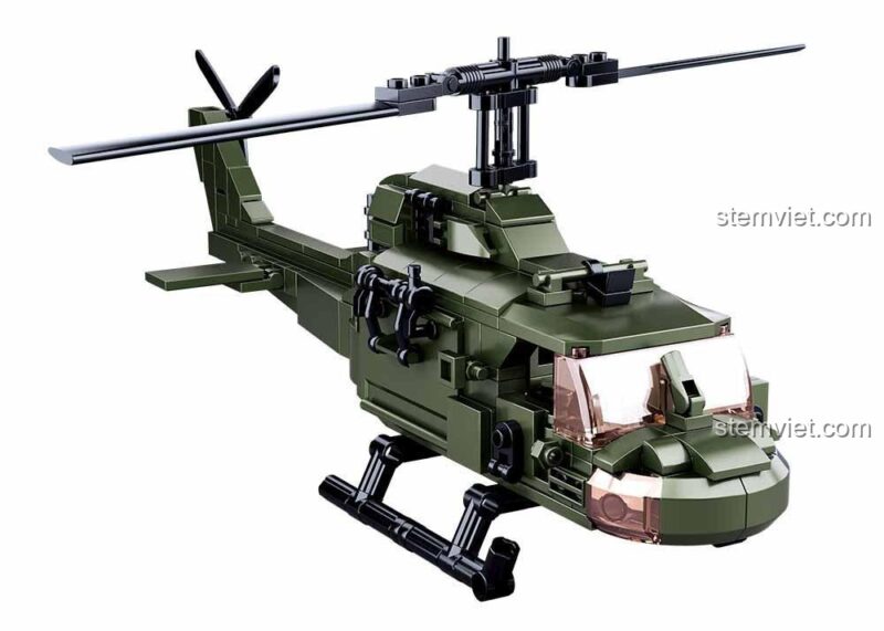 Cảnh hành động với bộ lắp ghép The Predator, trực thăng đang yểm trợ cho xe jeep.