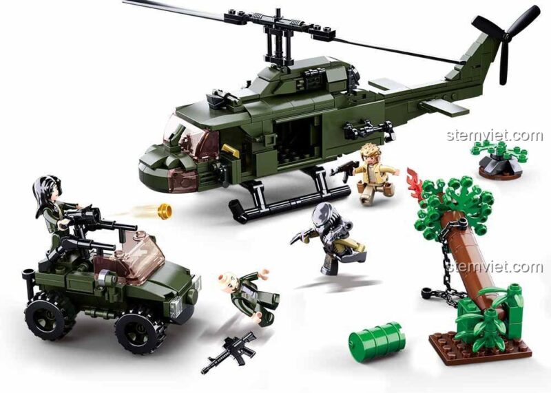 Kích thước của đồ chơi mô hình Mô hình trực thăng quân sự Sluban, dài 23cm, cùng các minifigures.