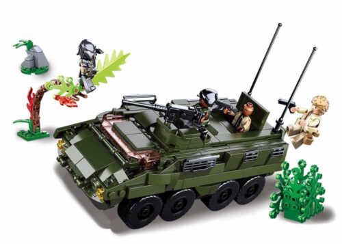 bộ lắp ghép Xe Bọc Thép Predator Sluban M38-B0719B cho con trai 6 tuổi giá rẻ, một mô hình xe quân sự màu xanh lá cây với 4 nhân vật.