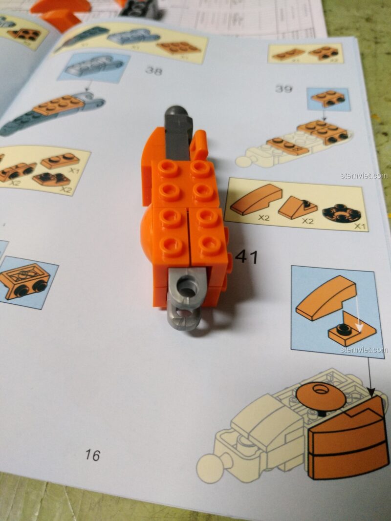 Cận cảnh phần thân trên của đồ chơi mô hình Robot Saber Athena M38-B0726B, thể hiện các chi tiết tinh xảo.