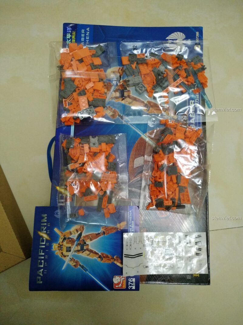 Toàn bộ chi tiết bên trong hộp đồ chơi lắp ghép Robot Pacific Rim Saber Athena M38B0726B, bao gồm các túi mảnh ghép, sách hướng dẫn và sticker.