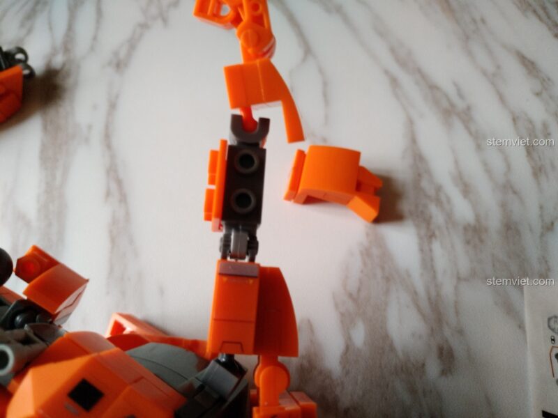 Mô hình Robot Jaeger Saber Athena M38-B0726B sau khi lắp ráp hoàn chỉnh, cao 23.8cm, màu cam nổi bật.