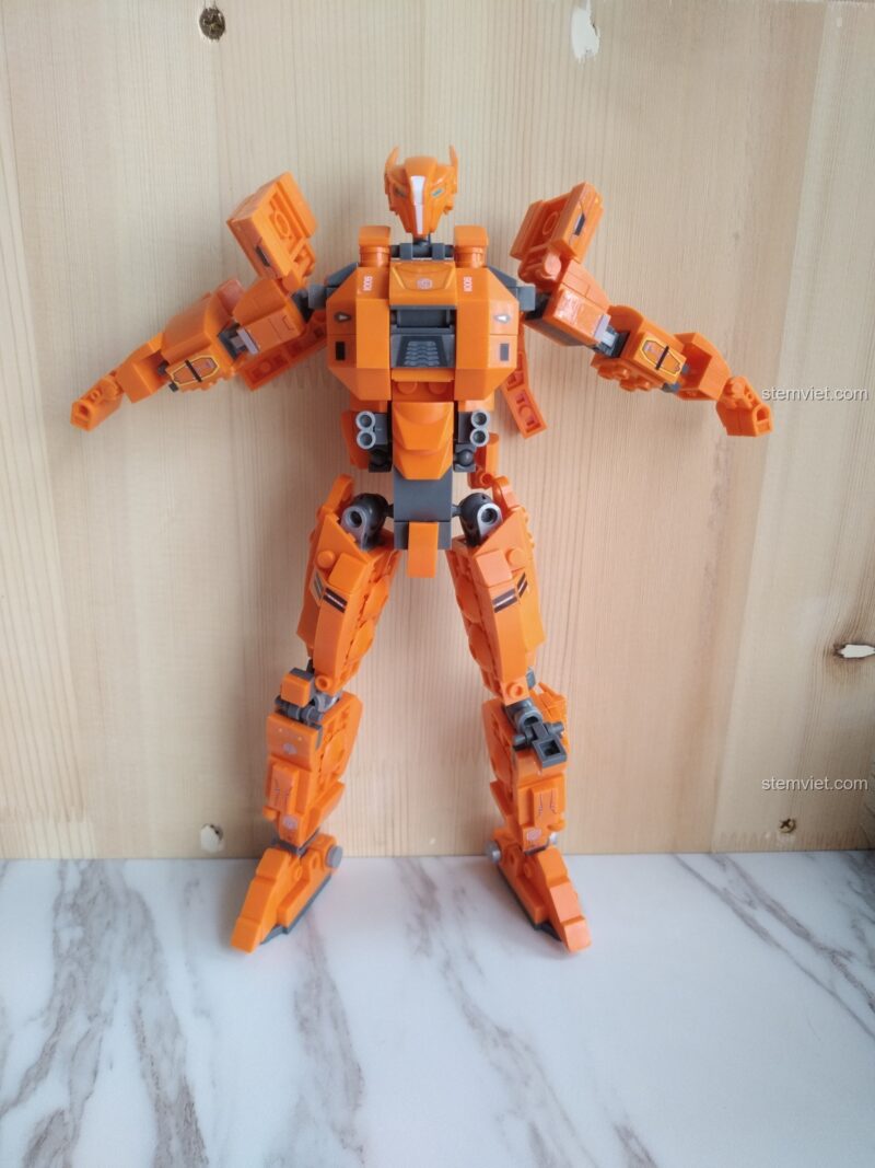 Robot Jaeger Saber Athena Sluban B0726B trong tư thế chiến đấu với hai thanh kiếm Ion, các khớp cử động linh hoạt.