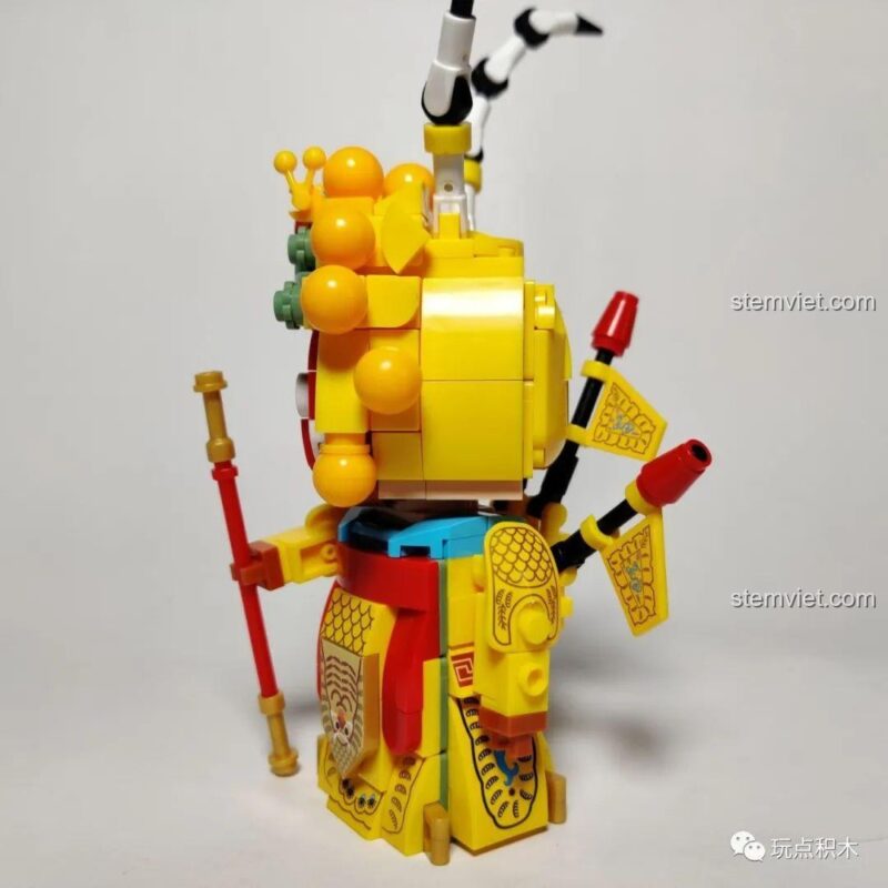 Góc nhìn nghiêng của đồ chơi mô hình Tề Thiên Đại Thánh, cho thấy thiết kế 3D sống động và cây gậy như ý.