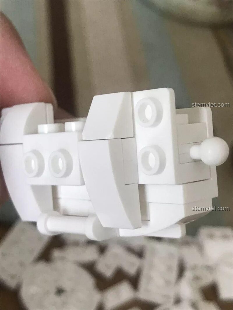 Chi tiết lắp ráp bộ lắp ghép 761E Robot Q-Bricks Q-Phiên Bản, cho thấy sự tỉ mỉ trong thiết kế.