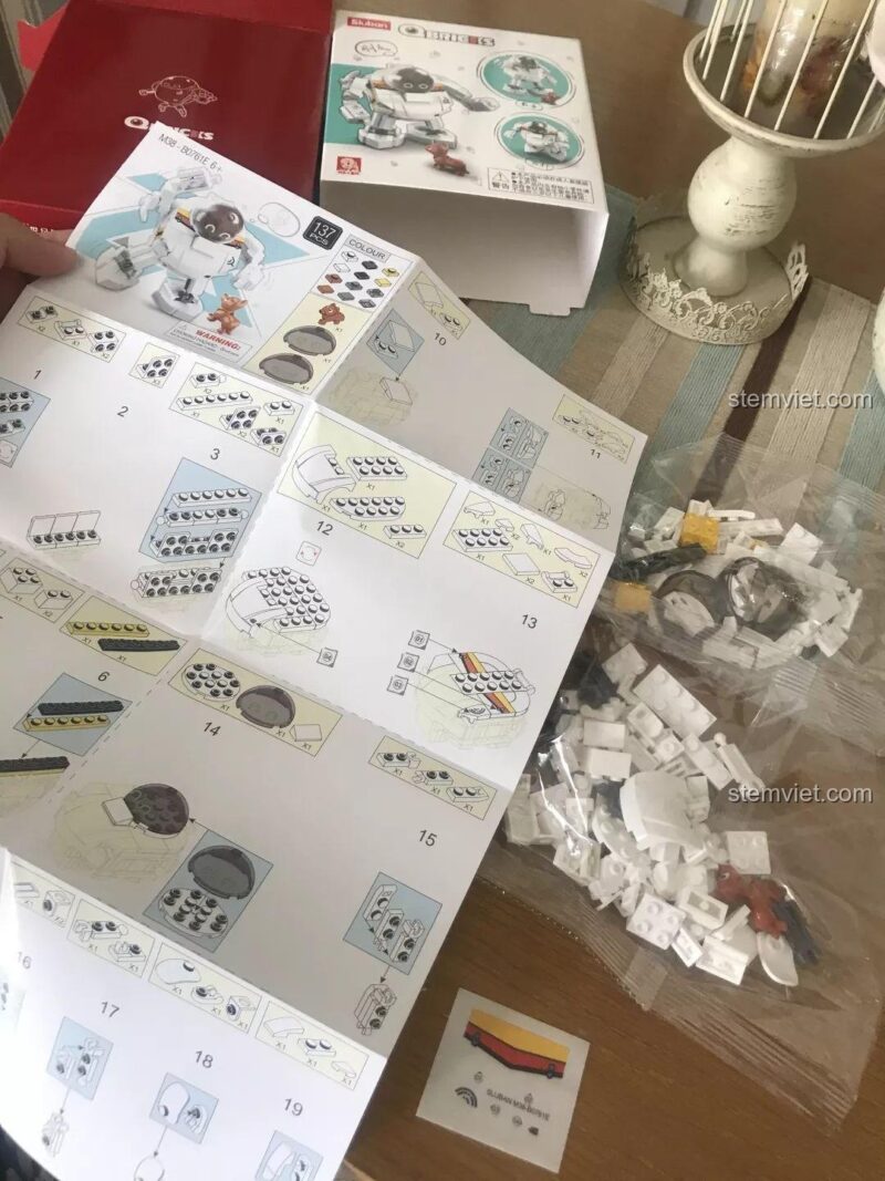 Hướng dẫn lắp ráp bộ đồ chơi M38 B0761E Robot Q-Bricks Q-Phiên Bản, chi tiết và dễ hiểu cho bé trai 6 tuổi.