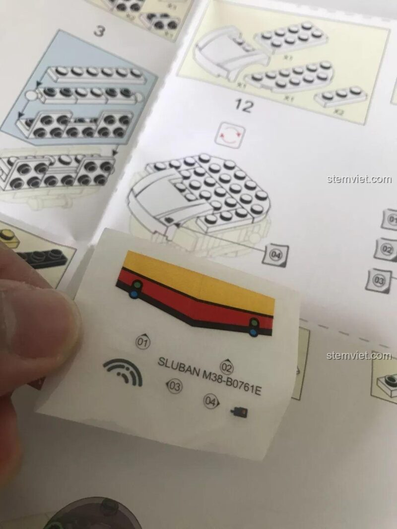 Bộ sticker đi kèm Sluban M38-B0761E Robot Q-Bricks Q-Phiên Bản, giúp trang trí và tăng tính thẩm mỹ cho mô hình.
