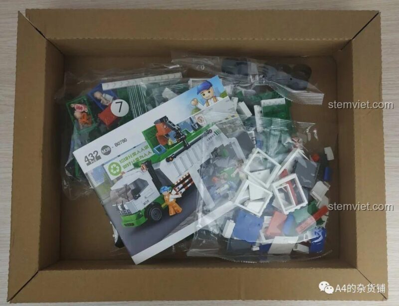 Bên trong hộp đồ chơi mô hình Sluban B0780, bao gồm các túi chi tiết được đánh số và sách hướng dẫn.