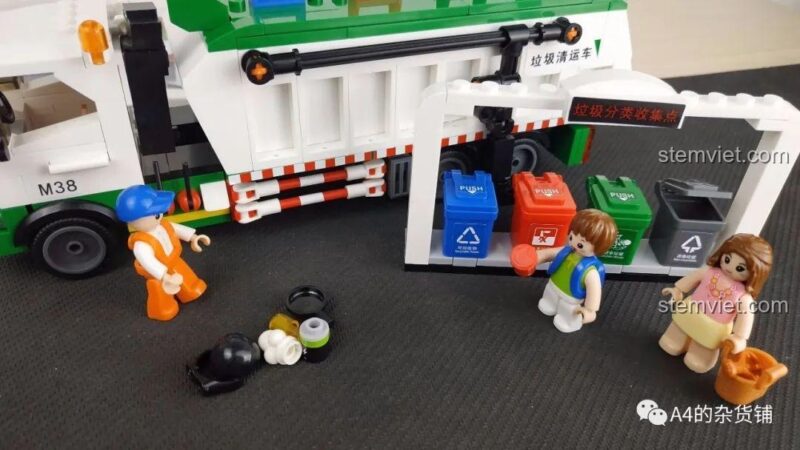 Các minifigures đang thực hành phân loại rác, một hoạt động giáo dục từ đồ chơi lắp ráp Mô hình Xe Vệ Sinh Môi Trường.