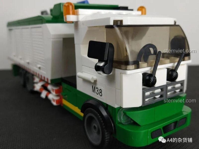 Góc nhìn từ phía trước của xe tải chở rác Sluban M38-B0780 đã hoàn thiện.