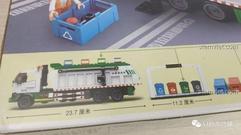 Ảnh thể hiện kích thước của mô hình Xe Thu Gom Rác Thành Phố Sluban, chiều dài xe 23.7cm và trạm thu gom 11.2cm.