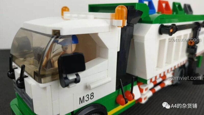 Minifigure có thể ngồi vừa vặn trong cabin lái của xe tải, tăng thêm tính chân thực cho bộ đồ chơi.