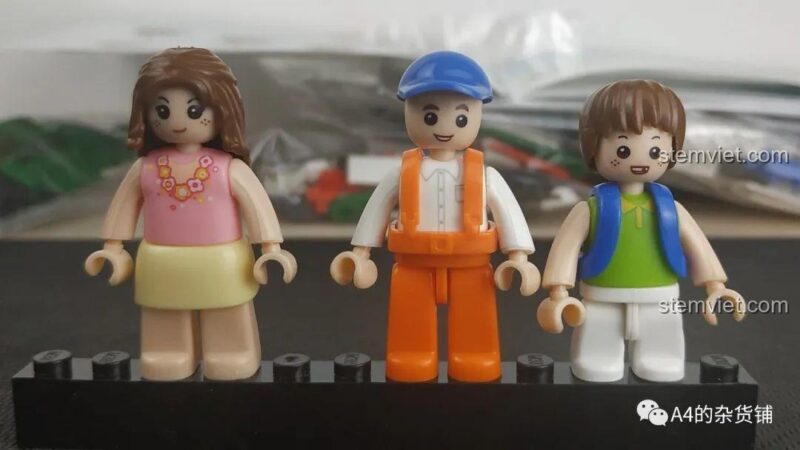 Ba minifigures đáng yêu đi kèm bộ đồ chơi lắp ráp Mô hình Xe Vệ Sinh Môi Trường: công nhân, người dân và em bé.