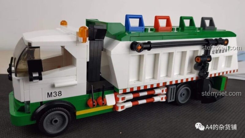 Mô hình Xe Vệ Sinh Môi Trường B0780 hoàn chỉnh, một chiếc xe tải đồ sộ và chi tiết.