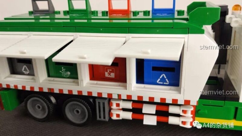 Tính năng cửa hông có thể mở của xe tải, để lộ các khoang chứa rác đã được phân loại.