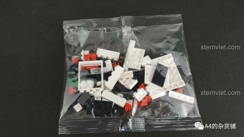 Túi chi tiết số 2 của bộ Xe Thu Gom Rác Thành Phố Sluban, gồm các mảnh màu trắng và trong suốt.