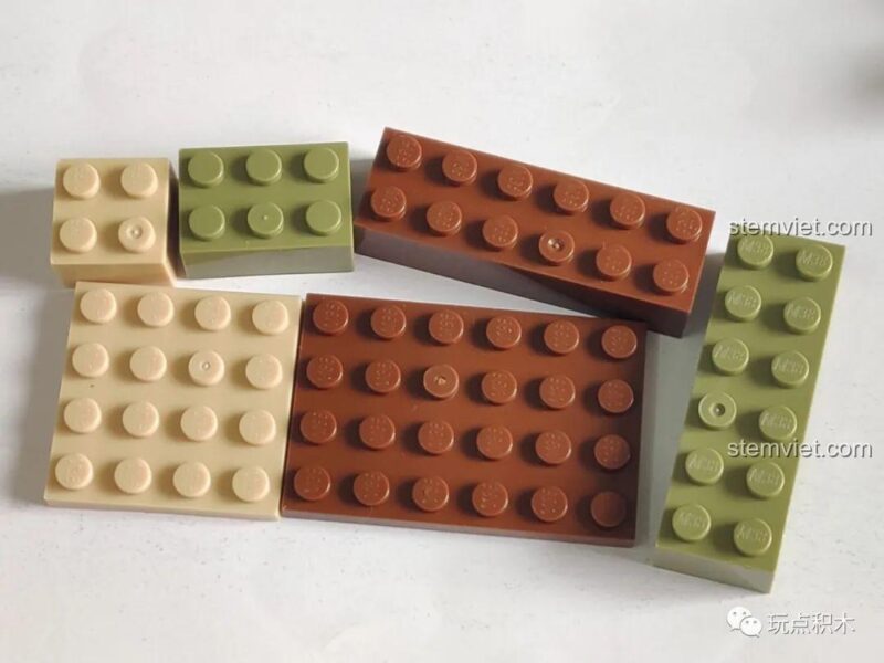 Mặt sau của 3 minifigures trong bộ Xe tăng StuG III Sluban.