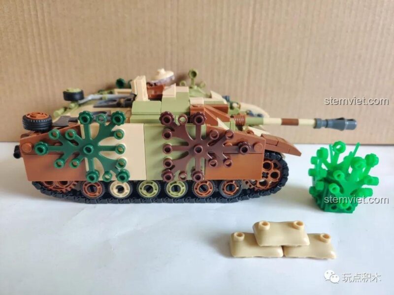 Thân trên của mô hình Xe tăng StuG III Sluban với các chi tiết rìu, xẻng.