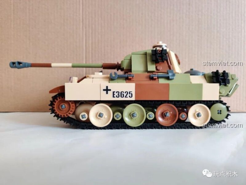 Mô hình xe tăng Panther G hoàn chỉnh với 3 minifigure lính Đức và các phụ kiện.