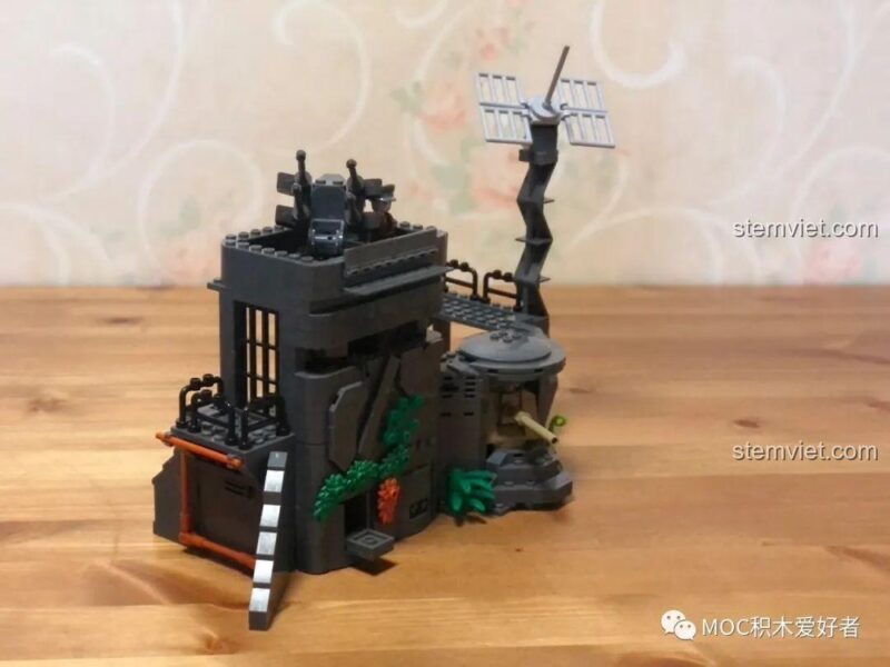 Góc nhìn khác của mô hình pháo đài Sluban M38-B0861, cho thấy sự kết nối giữa hai công trình.