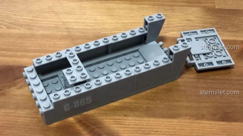 Lắp ráp xuồng đổ bộ của quân Đồng Minh trong bộ Sluban M38-B0861.