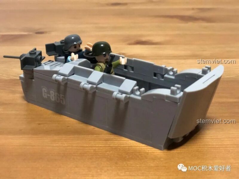 Minifigures lính Đồng Minh trên xuồng đổ bộ, tiến vào bãi biển Normandy.
