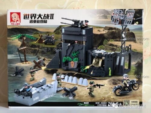 Mặt sau hộp đồ chơi mô hình Sluban M38-B0861, thể hiện chi tiết các khu vực của pháo đài và các mô hình xe tăng khác cùng series.
