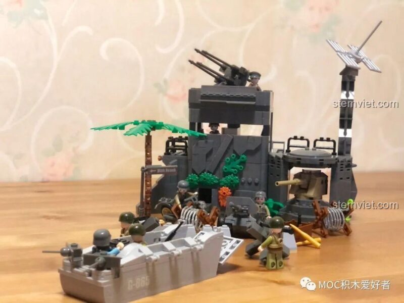 Cận cảnh minifigure sĩ quan Đức chỉ huy trên nóc pháo đài.