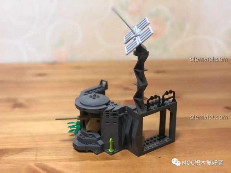 Tháp pháo có thể mở ra để lộ cấu trúc và cơ cấu xoay bên trong.