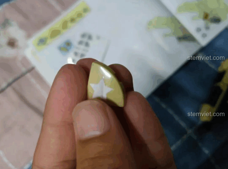 Mảnh ghép độc đáo của Mô tô R75 0959, bộ đồ chơi Xe mô tô cổ điển, mang lại trải nghiệm lắp ráp thú vị cho bé trai 6 tuổi.