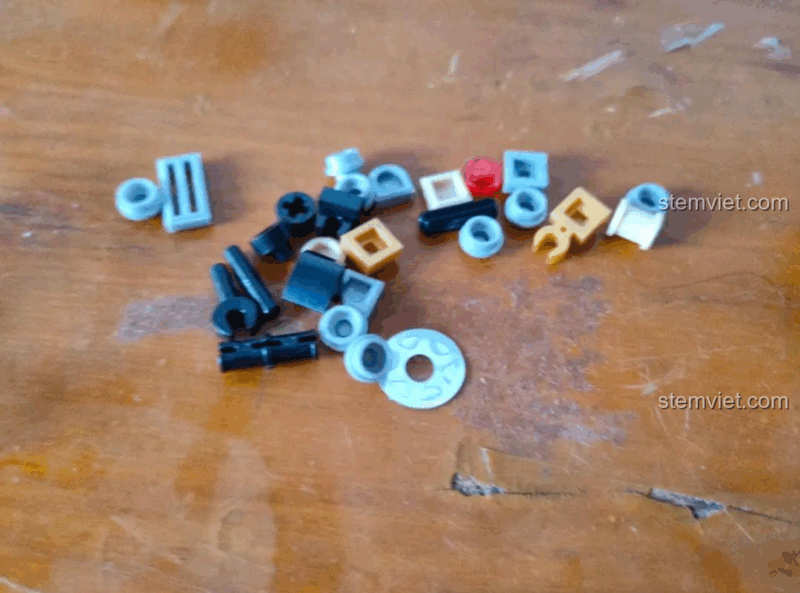 Chi tiết đặc biệt của bộ lắp ghép Sluban M38-B0959, Xe mô tô quân sự, giúp mô hình thêm sống động, phù hợp bé trai 6 tuổi.