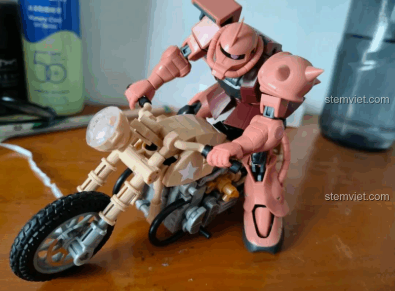 Mô hình đồ chơi mô hình Mô tô BMW R75 Sluban M38-B0959 được đặt cạnh figure, thể hiện tỉ lệ 1:12 ấn tượng, phù hợp bé trai 6 tuổi.