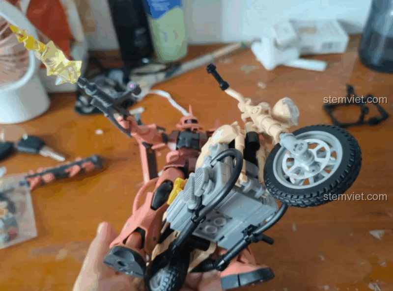 Mô hình đồ chơi xây dựng M38-B0959 và figure, thể hiện sự tương thích và khả năng chơi cùng các figure khác, phù hợp bé trai 6 tuổi.