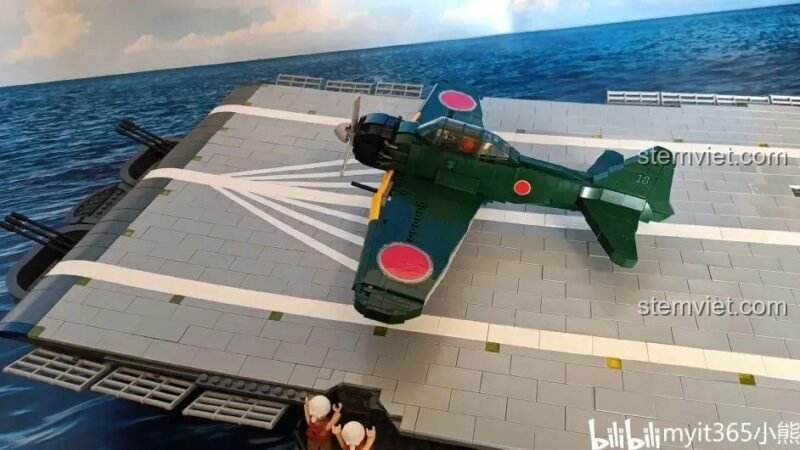 Mô hình máy bay A6M Zero Sluban M38-B1108 đậu trên tàu sân bay, một cảnh tượng lịch sử ấn tượng.