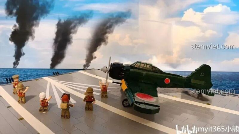 Mô hình Tiêm kích hạm A6M Zero Sluban trên sàn đáp tàu sân bay, tái hiện cảnh cất cánh trong Thế chiến II.