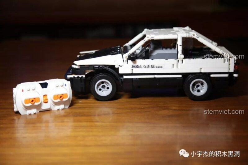 Bộ lắp ráp Super 18K K-81 đi kèm với điều khiển từ xa tiện lợi.
