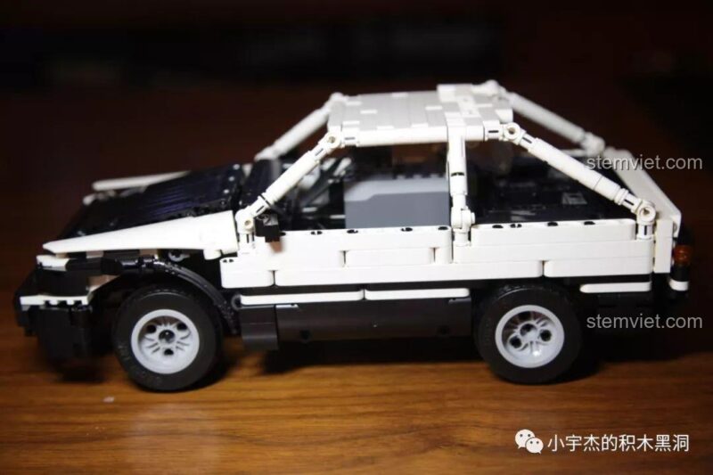 Góc nhìn ngang của mô hình xe AE86 K-81 trong quá trình lắp ráp.