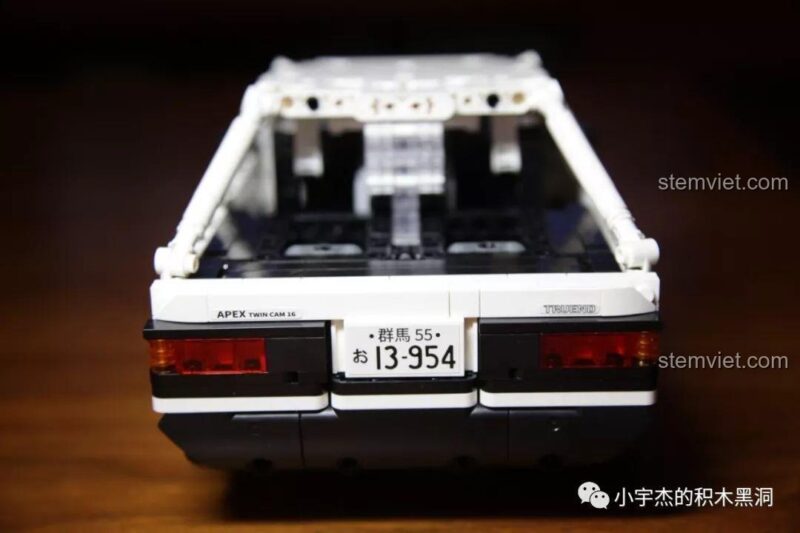 Cận cảnh đuôi xe Super 18K K-81 với decal 'TRUEND' và 'APEX TWIN CAM 16'.
