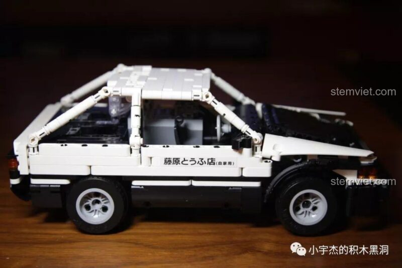 Góc nhìn từ bên hông của xe Toyota AE86 K-81, thể hiện thiết kế kinh điển.