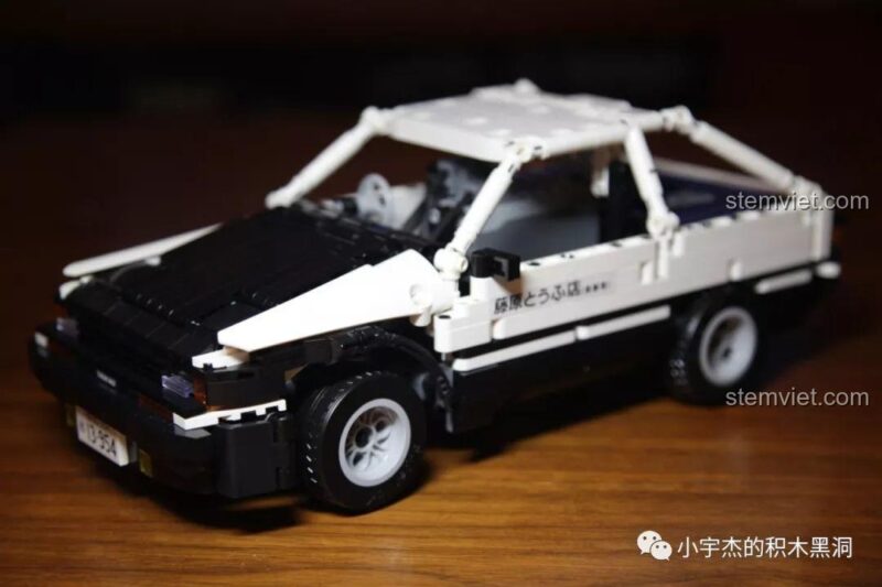Mô hình xe Toyota AE86 K-81 đã dán decal 'Fujiwara Tofu Shop' đặc trưng.