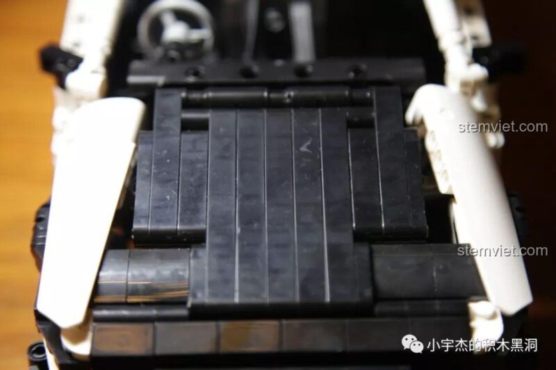 Chi tiết hệ thống dây điện được giấu gọn gàng dưới nắp capo của mô hình K-81.