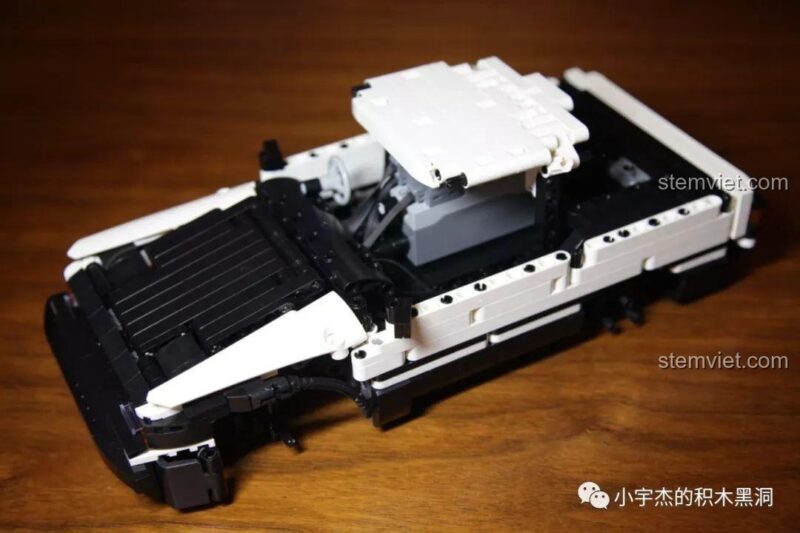 Mô hình xe AE86 K-81 đang dần hoàn thiện phần thân sau.
