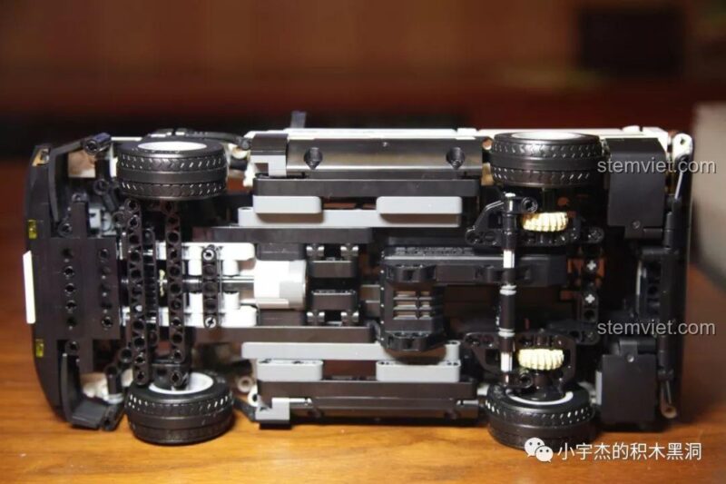 Khung gầm chắc chắn của xe Toyota AE86 K-81, nơi chứa động cơ và hệ thống truyền động.