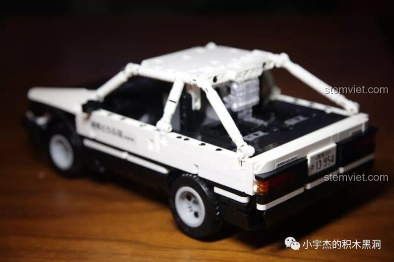 Góc nhìn chéo từ phía sau của mô hình xe đua drift Super 18K K-81.