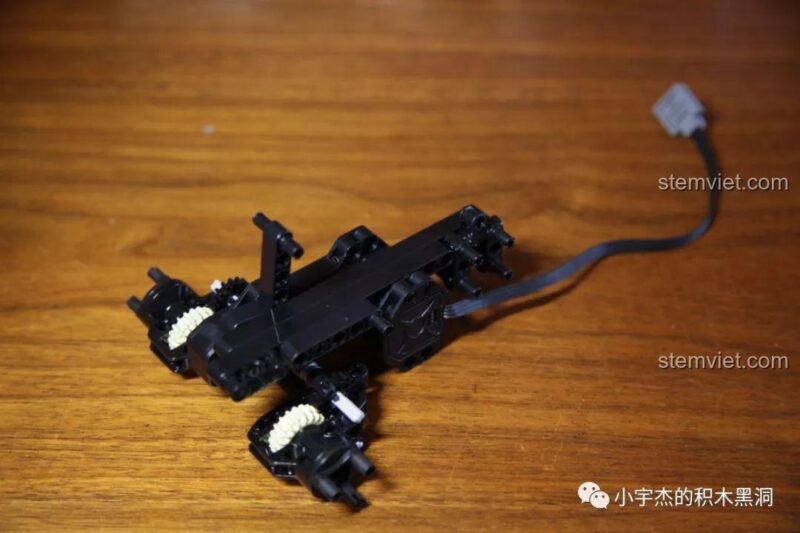 Các chi tiết của bộ Super 18K K-81 được phân loại trong các khay, sẵn sàng cho việc lắp ráp.