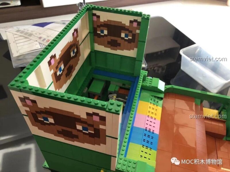 Quá trình lắp ráp các tấm bên với hình pixel art của bộ lắp ghép Super 18K K104 Máy đẩy xu điện tử, đồ chơi mô hình Máy gắp xu điện tử.