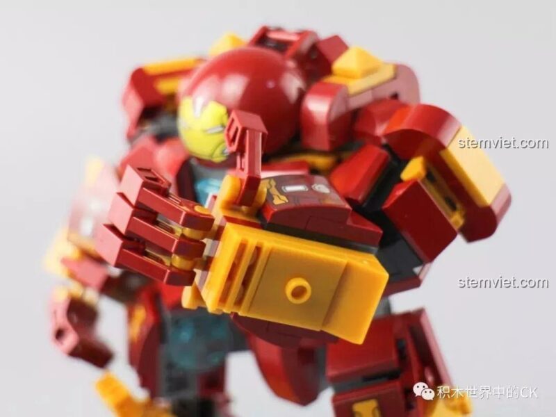 Hai mô hình Mech Thanos SX 4008 và Iron Man Mech SX 4009 tạo dáng chiến đấu