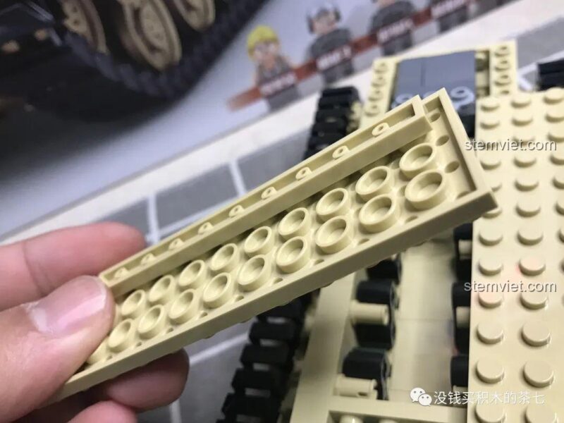 Bánh xích hoàn thành trên bộ lắp ráp Xe Tăng M1A2 Abrams SY 0100, sẵn sàng di chuyển